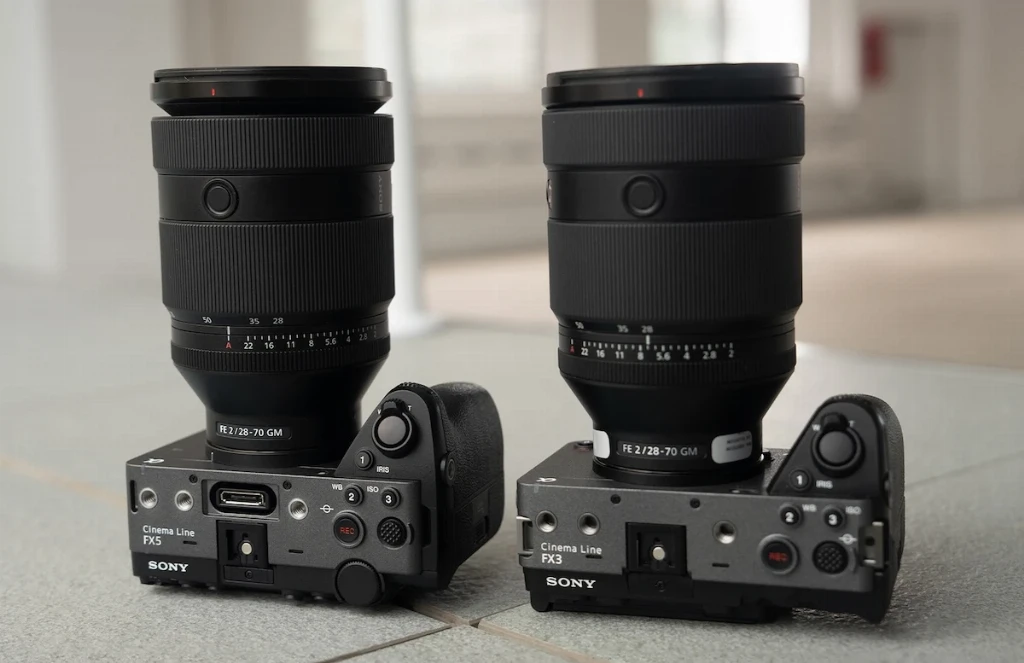 Верхні панелі камер Sony FX5 та Sony FX3 поруч із однаковими об