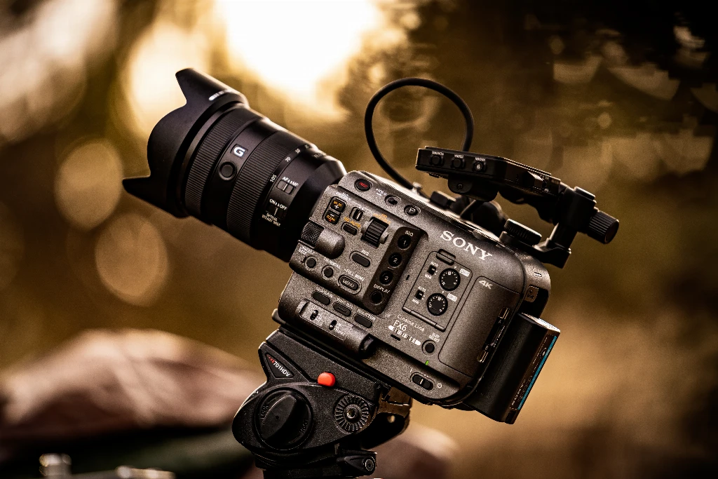 Кінокамера Sony FX6 на штативі з верхнім руків