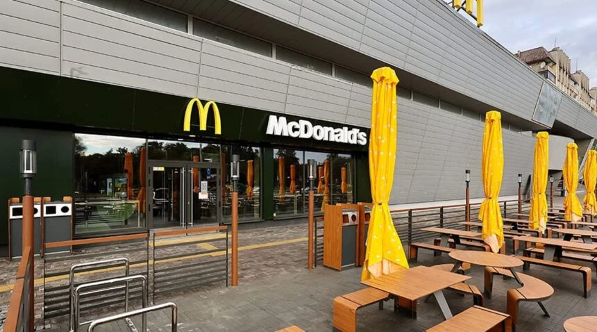 McDonald’s тестує рекламу сторонніх брендів на екранах McDrive